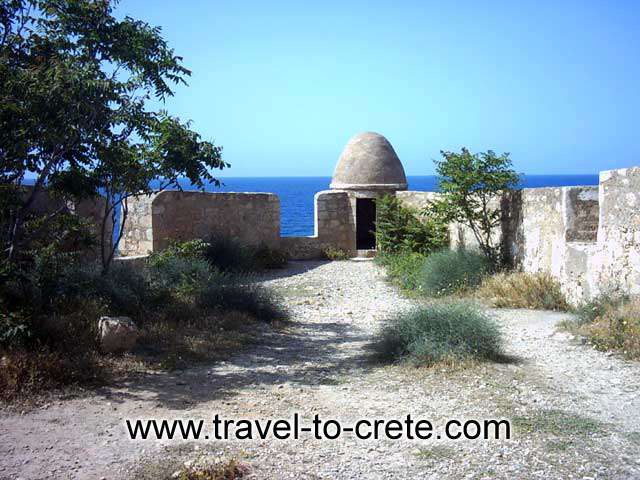 Rethimnon a small Mediterranean city with its Renaissance architecture, Venetian fortress, museums, endless beaches, monasteries and churches, Venetian and Turkish monuments, areas of great natural beauty and local people, famous for their hospitality th CRETE PHOTO GALLERY - FORTEZZA