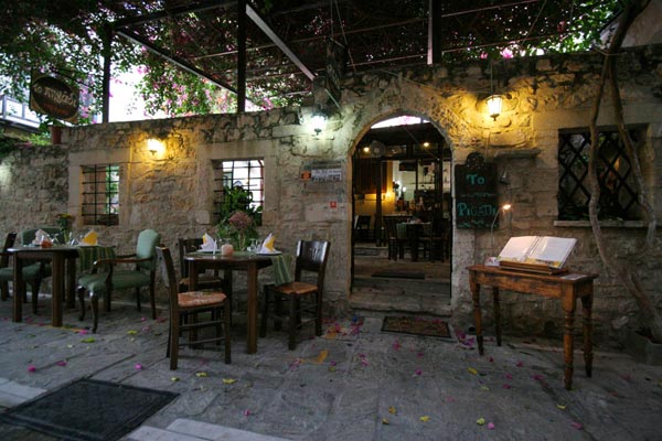 The well - To Pigadi - Restaurant outside view located in the center of Old Town of Rethymno - Crete