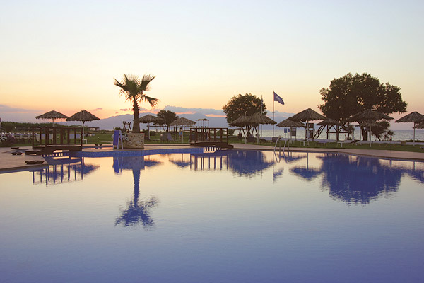 The swimming pool next to the beach in front of Geraniotis Beach Apartments - Hotel in Platanias - Hania - Crete