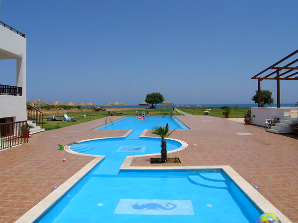 The swimming pool of Geraniotis beach apartments - Hotel