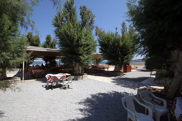 Paradise Tavern - Restaurant is next to the see and next to the church of panagia kamariani