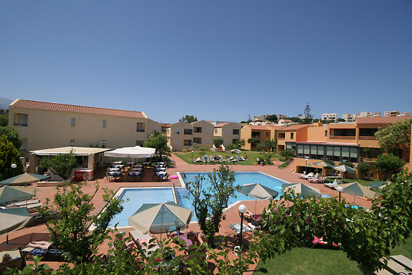 The swimming pool of Golden Sand Hotel