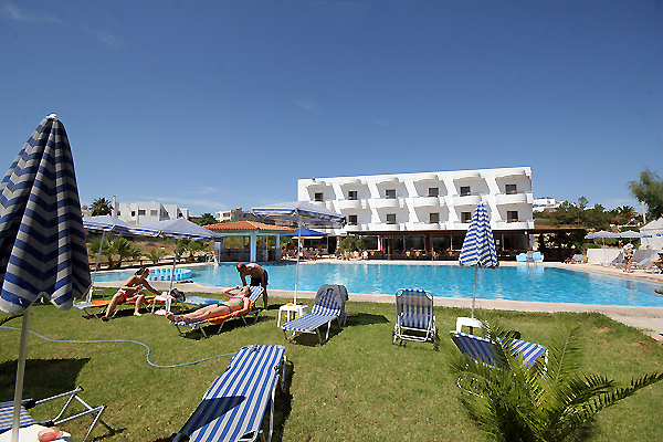 The living room and the restaurant of Minerva Dore Hotel CLICK TO ENLARGE